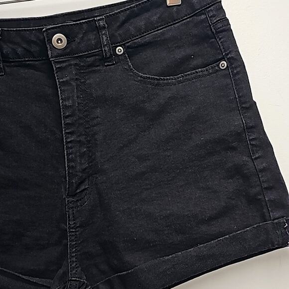 Forever 21 Womens Solid Black Short Shorts Cuffed Hemline 5 Pockets Size 29 - Picture 4 of 8